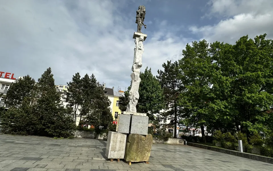Prestižní plac tentokrát obsadil Vojtěch Míča se sousoším nazvaným Krajina