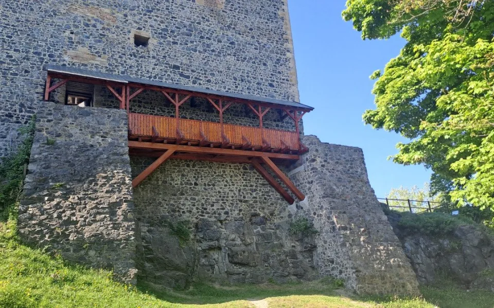 Lávku na hradu Radyně napadla dřevokazná houba, nová vyšla na více než milion. Foto: Se svolením Město Starý Plzenec