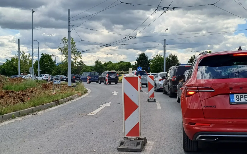 Další kolaps na opravované křižovatce u Makra. Motoristé v kolonách stáli přes hodinu