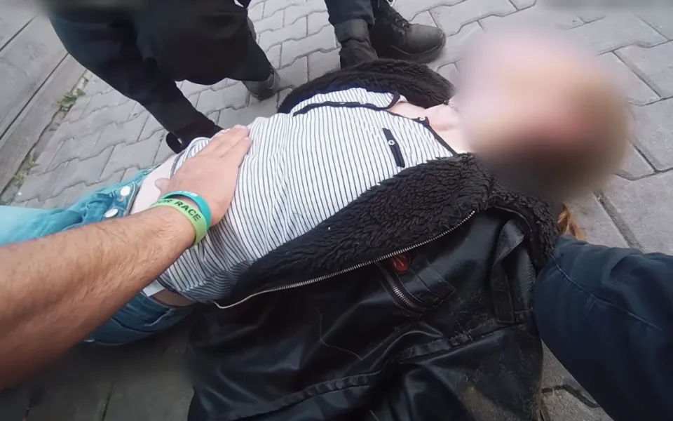 Kontrola bezdomovců se změnila v boj o život, žena dostala silný záchvat