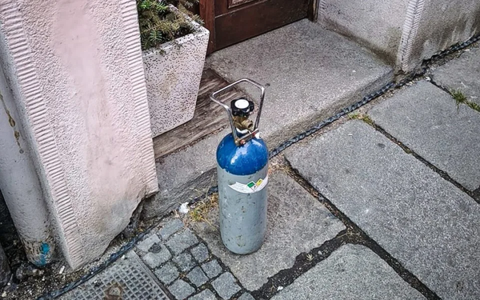 Na chodníku se povaluje něco, co vypadá jako bomba, oznámil muž policii