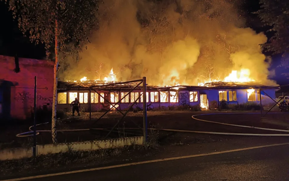 Plameny zachvátily brloh bezdomovců, záchranáři ošetřili 10 lidí