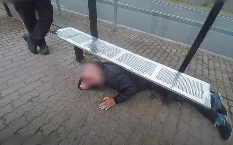 VIDEO: Legendární bába pod kořenem má konkurenci, opilého dědu uvěznila lavička
