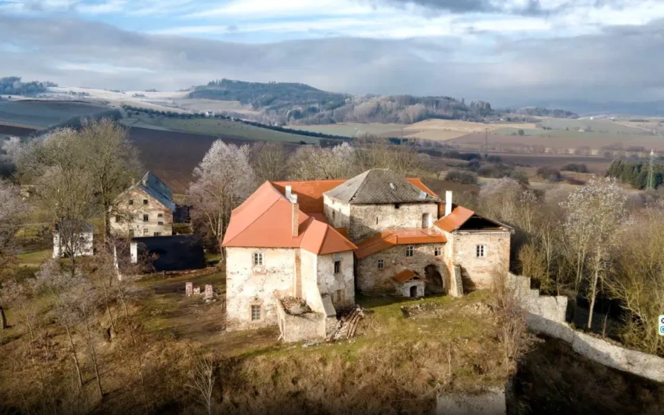 Hrad Opálka se nachází v podhůří Šumavy nedaleko od Strážova na Klatovsku