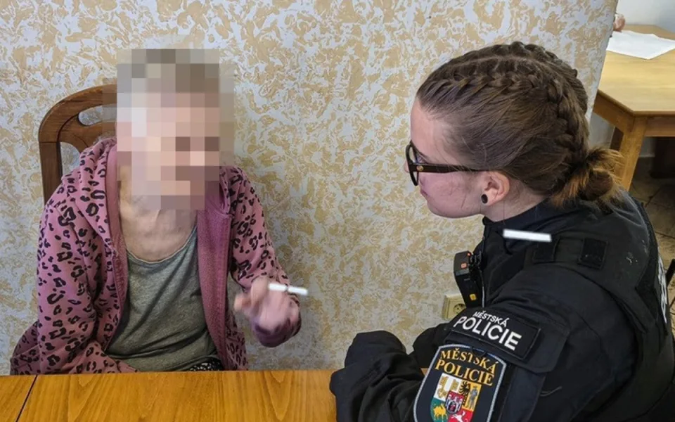 Jednadevadesátiletá seniorka přišla bosá do restaurace, byla ztracená a zmatená