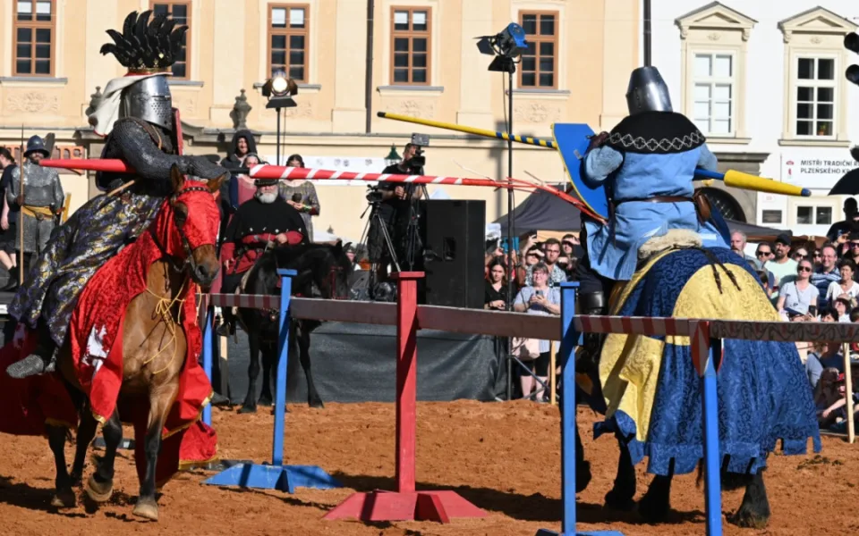 Náměstí se změnilo ve středověké kolbiště, město slaví 730 let od svého založení