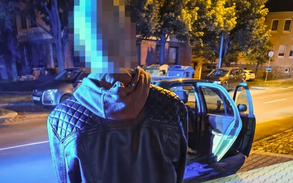 Strážníky zaujala podivná jízda a ještě podivnější chování posádky auta