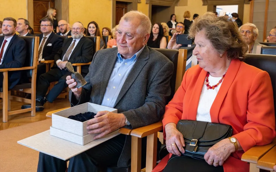 Karel Sedláček byl v srpnu 1968 hlasem svobodného vysílání. Ted převzal prestižní cenu. Na snímku společně s manželkou