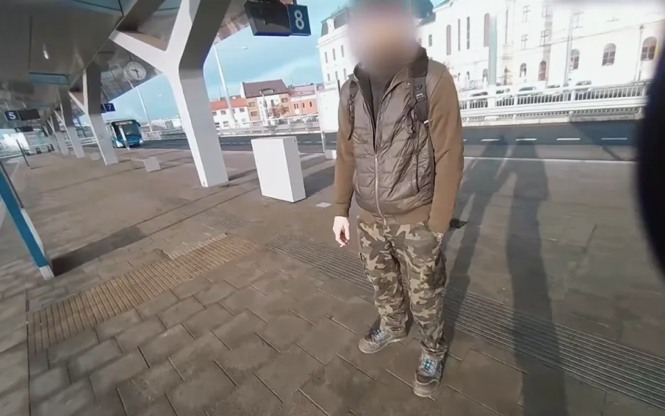 ANKETA: Protikuřácký zákon platí už osm let, kuřáky ze zastávek ale nevyhnal
