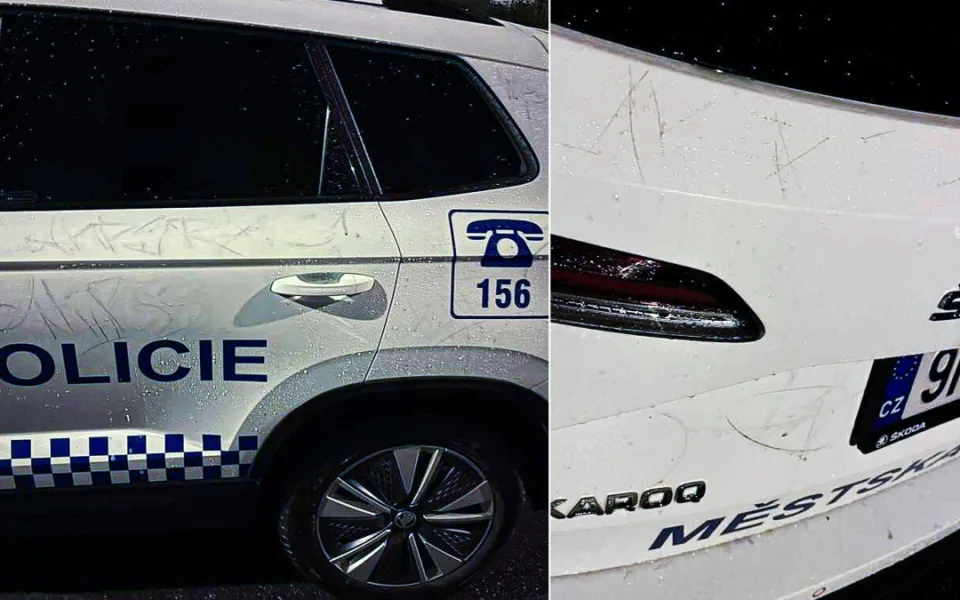 Zatímco strážníci zachraňovali seniorku, neznámý vandal jim poničil auto