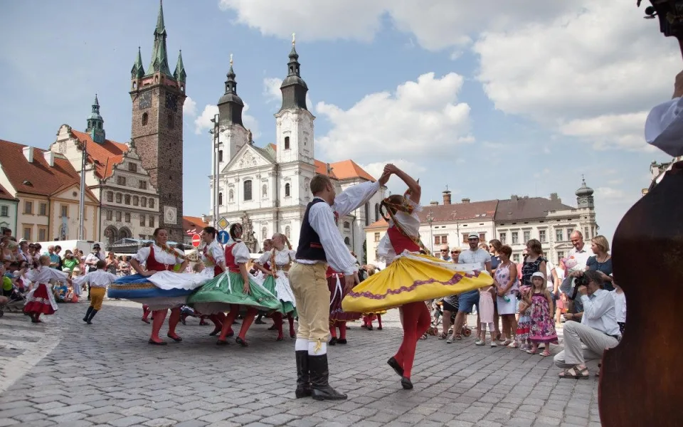 Klatovská pouť přivede do města folklor, hudbu i kolotoče