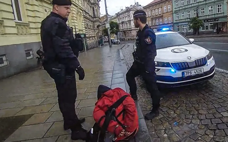 Opilá dvojice se psem dělala humbuk na ulici, vzduchem létaly nedopalky i nadávky