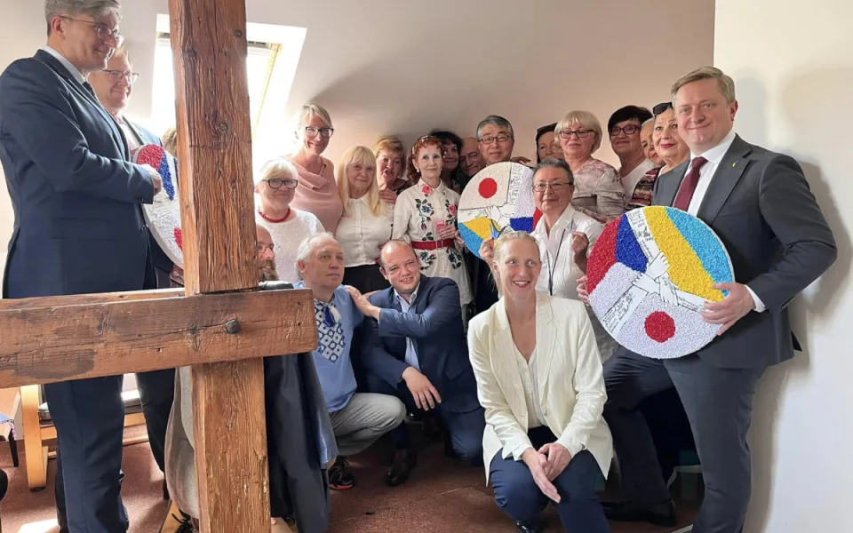 Japonci financují v Plzni projekt na podporu duševního zdraví ukrajinských seniorů