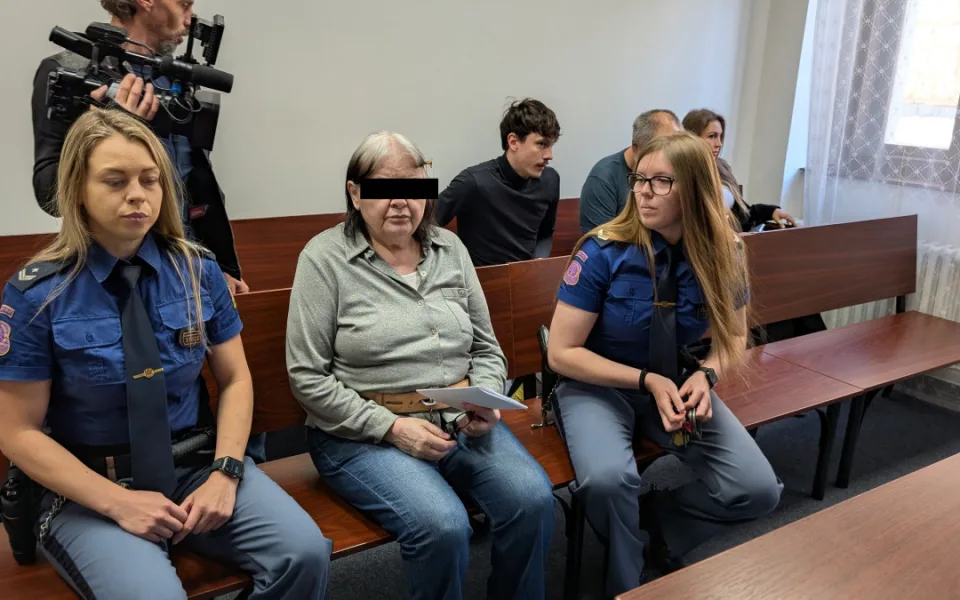 Poslední kapkou bylo chrápání, seniorka zavraždila partnera a schovala ho na zahradě