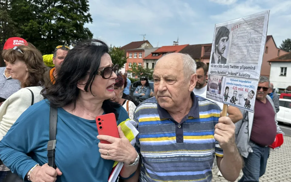 Neúnavný senior s transparentem opět vytrolil mítink Andreje Babiše. Nechyběla strkanice a nadávky