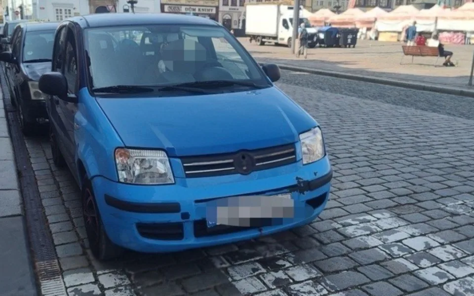 Auto parkovalo těsně u přechodu na náměstí Republiky