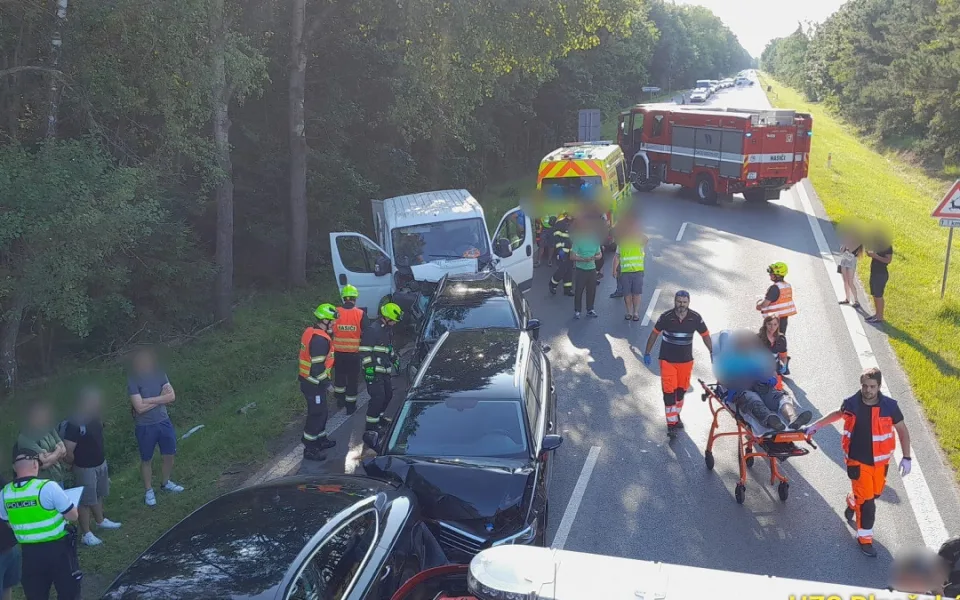 Tři lidé se zranili při hromadné nehodě pěti automobilů na frekventované silnici I/20