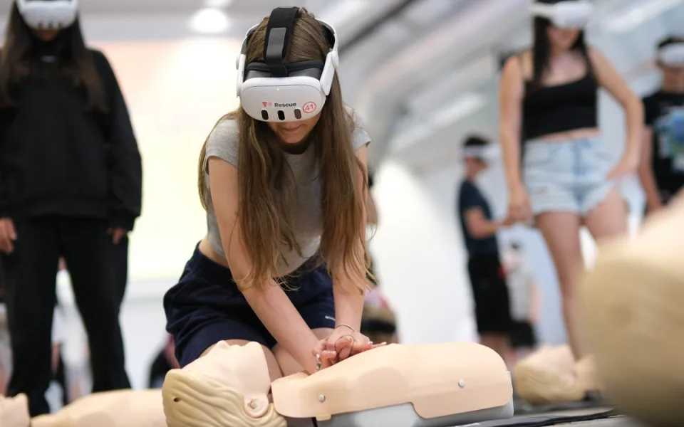Záchranu lidského života pomocí virtuální reality si během osmi hodin nacvičilo 1255 lidí