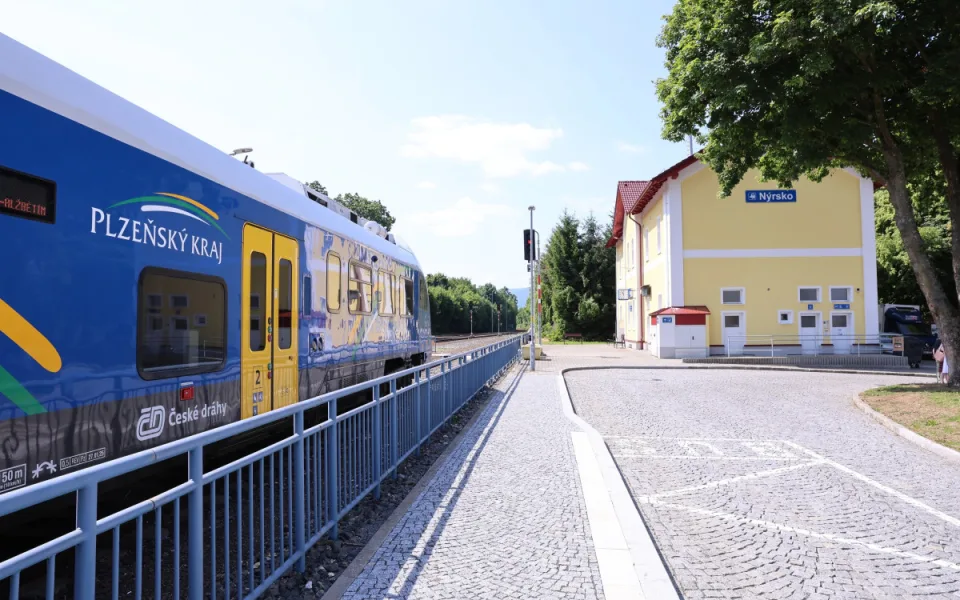 Kvůli přestupu museli v Nýrsku popojít 300 metrů, nový terminál teď vše propojil