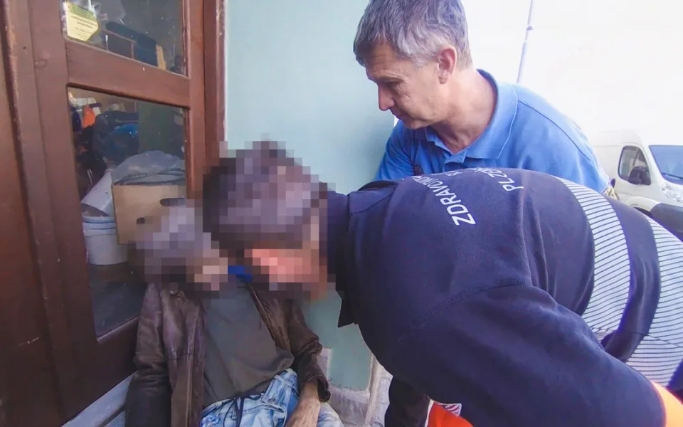 Cesta se složenkami skončila pro seniora totálním vyčerpáním
