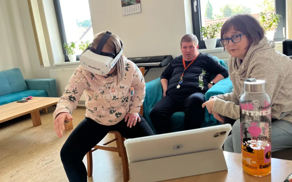Senioři se díky virtuální realitě podívají do Paříže i z pohodlí křesla ve stacionáři