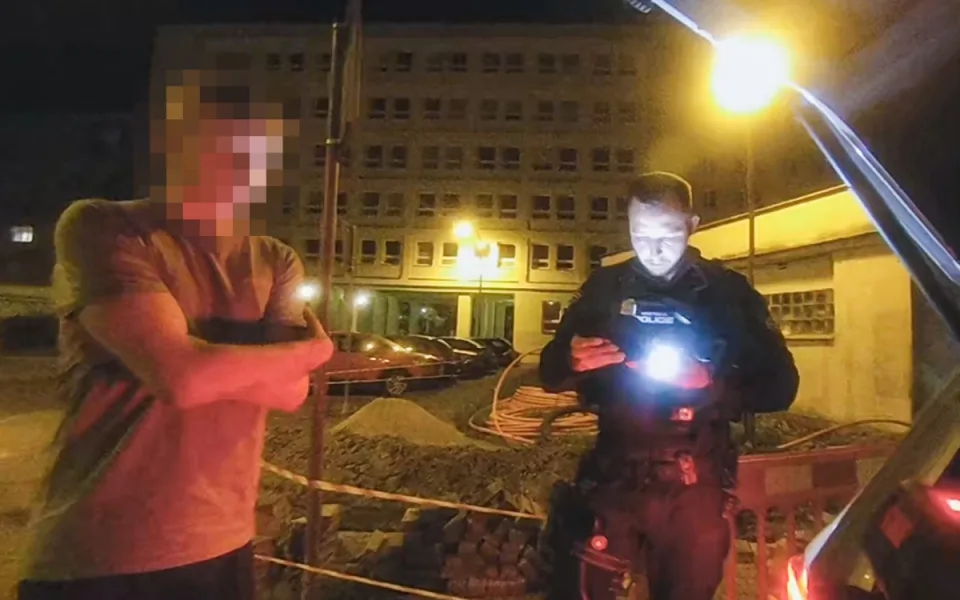 Mladý řidič zhasl světla doufal, že si ho policie nevšimne. Na triku měl řadu průšvihů