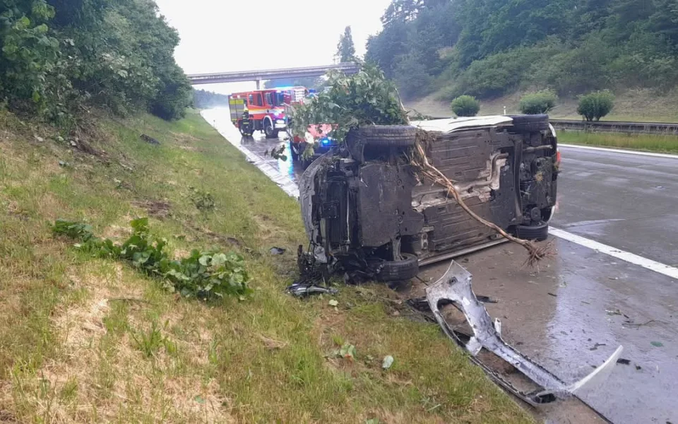Hrozivá nehoda na dálnici D5. Auto vyletělo na mokru ze silnice až k lesu, kde vytrhlo strom