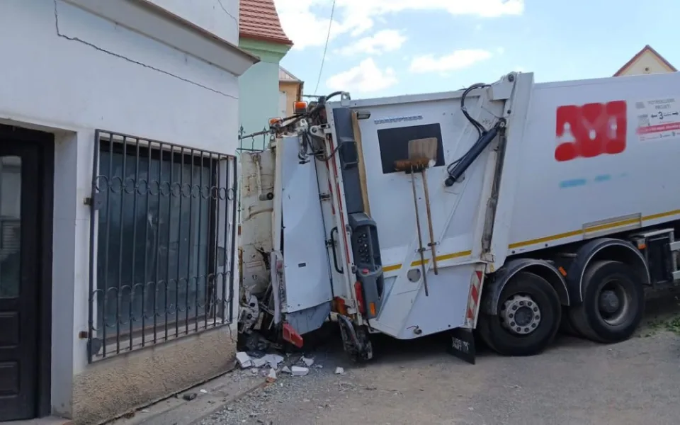Popelářské auto se probouralo do jednoho domu a narušilo jeho statiku