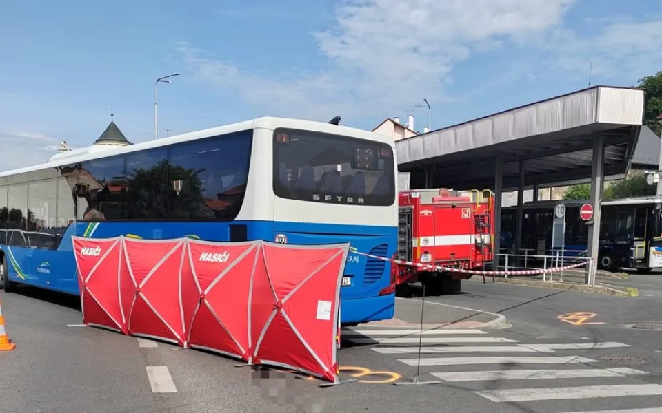 Seniorka utrpěla po střetu s autobusem velmi těžké zranění. Policie hledá svědky nehody