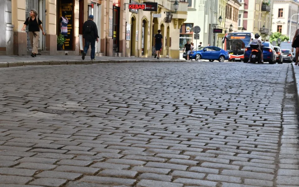 Rooseveltova ulice dostane novou dlažbu, během oprav se pro auta uzavře