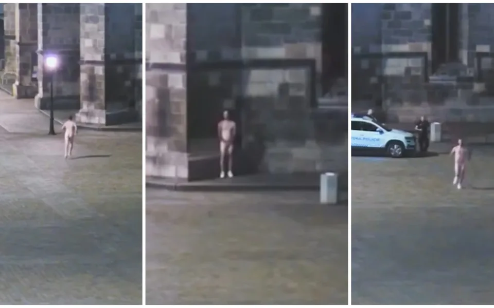 VIDEO: Naháč marně skrýval před policisty své bledé půlky na katedrálou