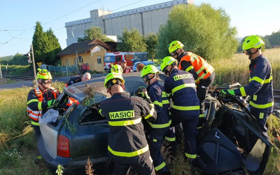 Vlak smetl na železničním přejezdu osobní automobil. Řidič utrpěl velmi těžké zranění