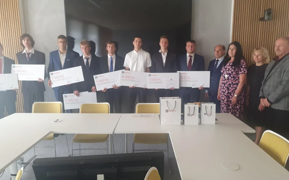 Ocenění učňů a studentů SOUE Plzeň na Krajském úřadě v Plzni za účasti vedení školy, zástupců ČEZ Distribuce a krajského úřadu (27.6.2025).