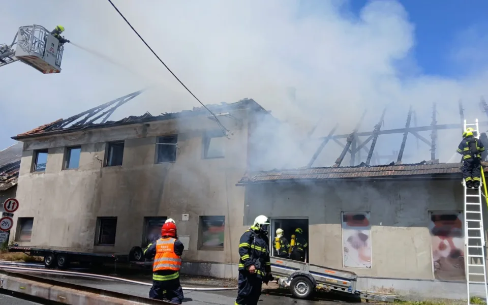 Hasiči likvidovali v úmorném vedru požár domu, vyhlásili 2. stupeň pohotovostního poplachu