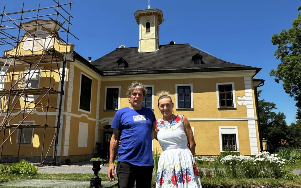 Svůj životní sen mění v realitu manželé Markéta a Michal Kaplanovi na svém zámku Nemilkov