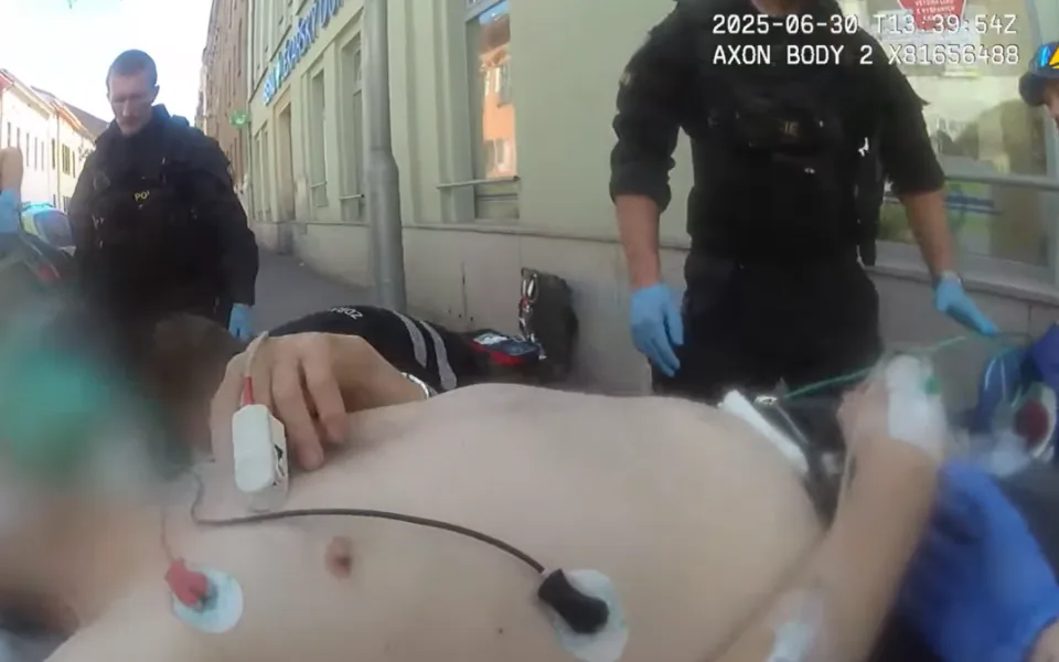 VIDEO: Na rozpálené ulici zkolaboval muž, nedýchal a krvácel z hlavy