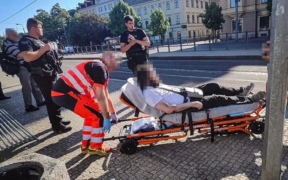 Sedmnáctiletý mladík surově napadl muže na zastávce, nechtěl mu půjčit mobil
