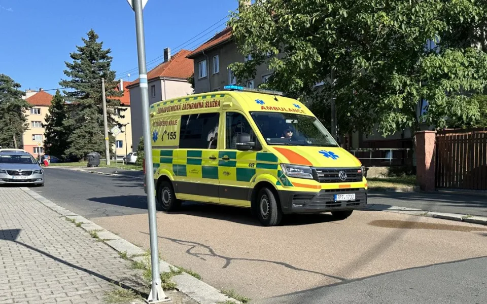 Vozidlo záchranné služby v ulicích Rokycan