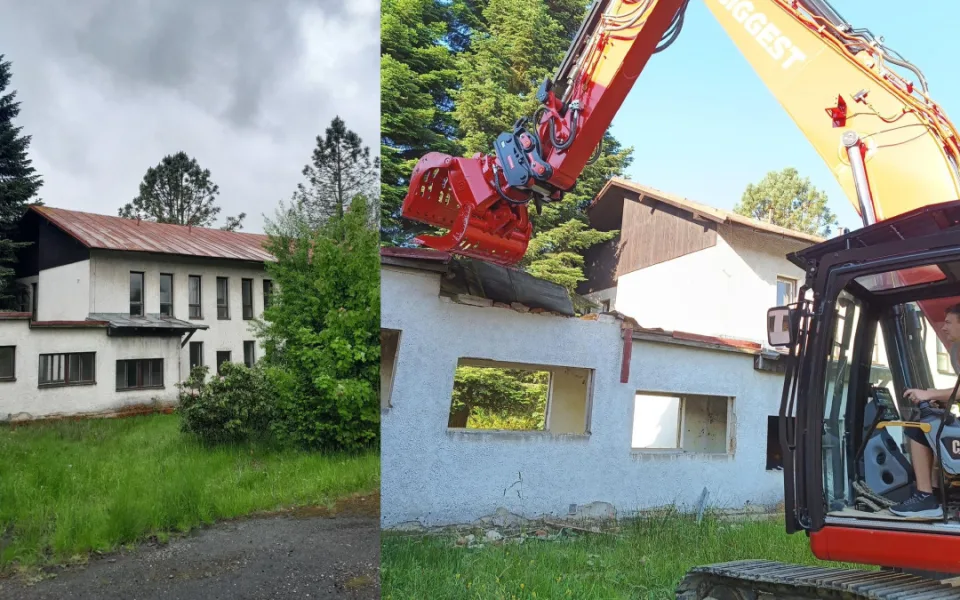 Reálnou demolici školky si v bagru vyzkoušel i samotný starosta Železné Rudy Filip Smola