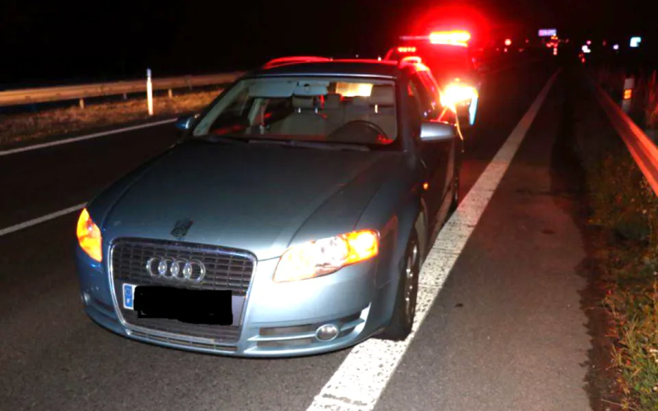 Zběsilý úprk přes hranice. Audi ujíždělo rychlostí přes 200 km/h, řidič vybržďoval policisty