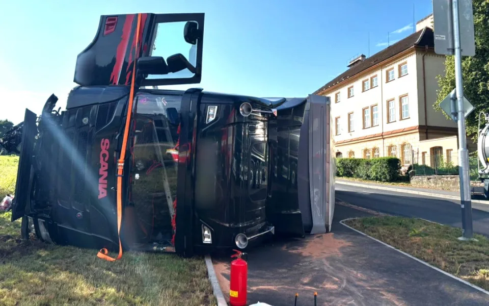 Kamion vyletěl ze silnice a zůstal ležet na chodníku převrácený na boku