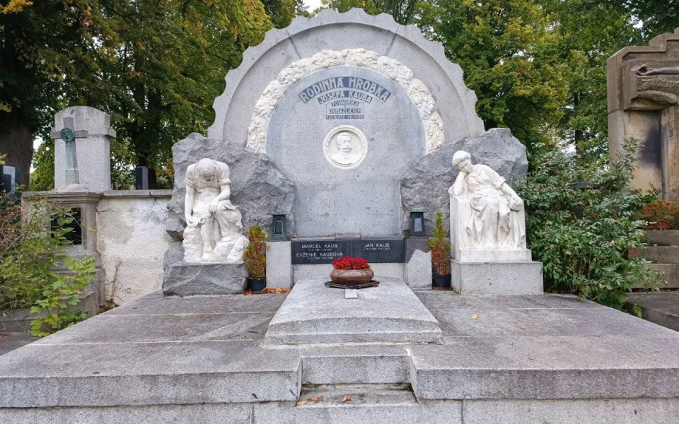 Rodinná hrobka Josefa Kauba od sochaře Vojtěcha Šípa, foto: Josef Babor