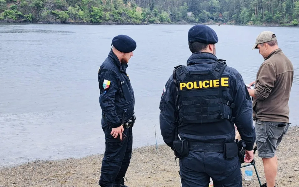 Další policejní razie mezi rybáři. Na březích vyhlášené přehrady Hracholusky rybařilo i 25 Ukrajinců
