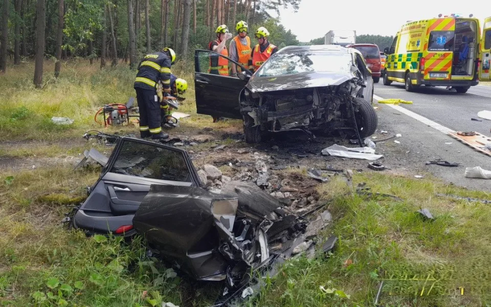 Při děsivé nehodě osobáku se vážně zranili dva dospělí a dítě. Auto narazilo do betonové propusti