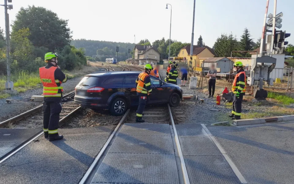 Auto skončilo v kolejišti vedle přejezdu. Mladého řidiče přemohl mikrospánek