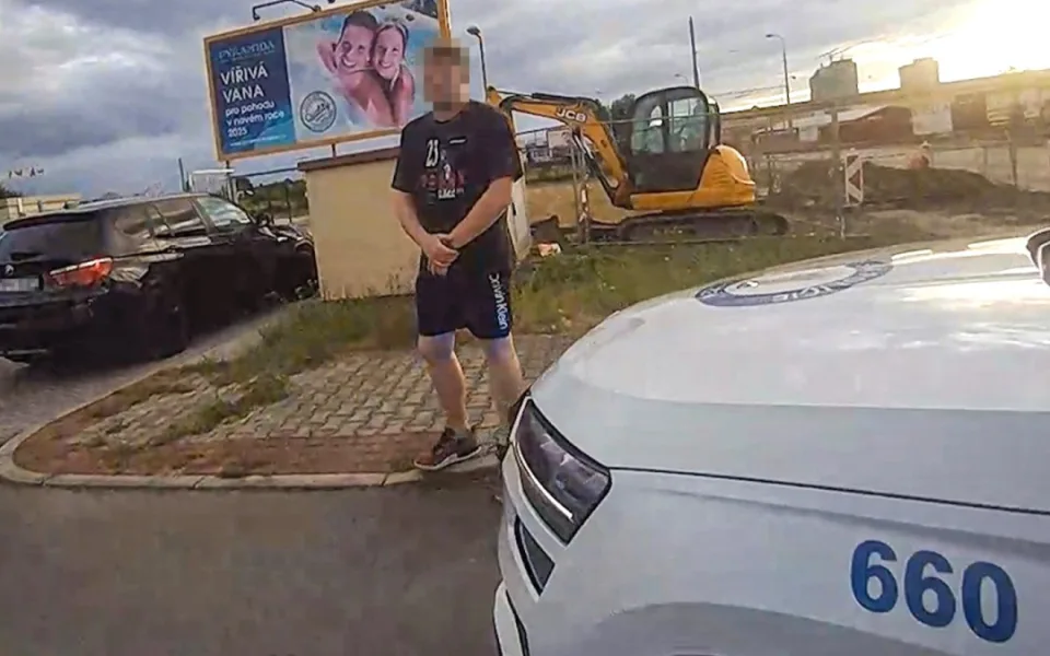 Řidič BMW nerespektoval dvě značky, vzápětí se provalily další jeho průšvihy
