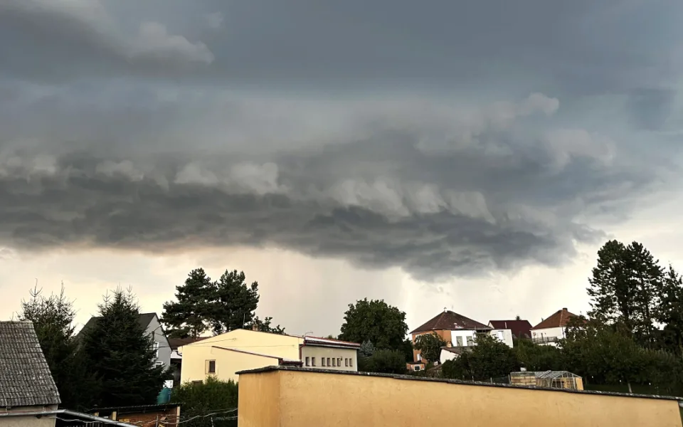 Bouřky, liják a silný vítr hrozí odpoledne na jihozápadě Čech. Objevit se mohou i supercely