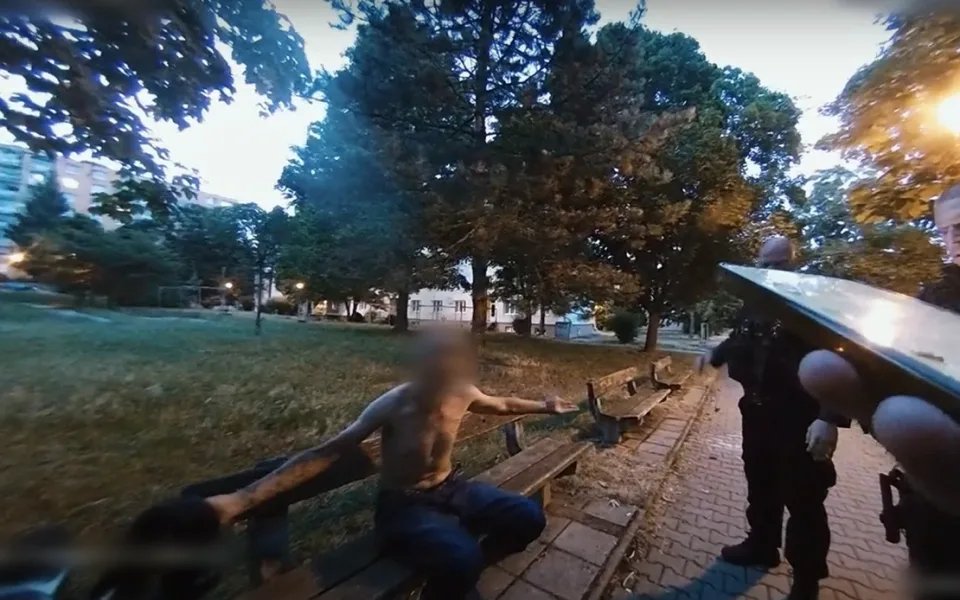Nechvalně známý polonahý agresor opět řádil. Napadl ženu, další vytrhl mobil a urážel hlídku