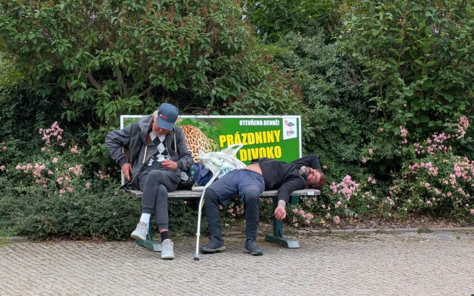 Lidem ve městě chybí lavičky, zároveň jim vadí, kdo na nich vysedává nebo rovnou spí