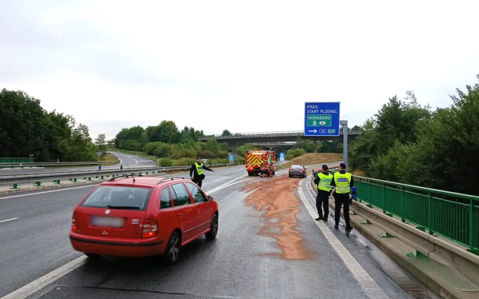 Rozsáhlý únik nafty velmi nebezpečně znečistil zatáčku na sjezdu z dálnice D5 u plzeňské Olympie